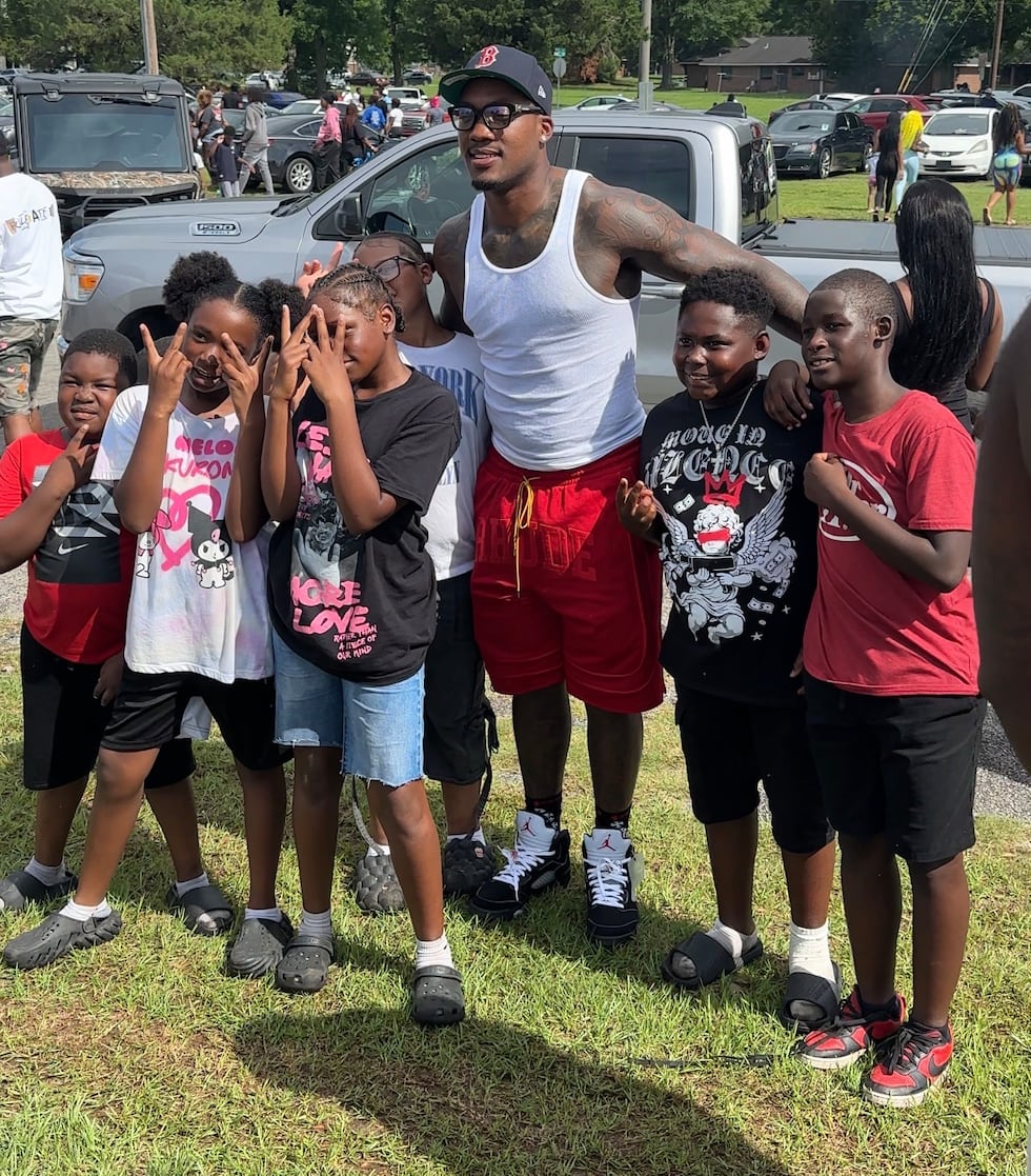 Hundreds show up at Reid Park for "Quay Walker Community Day"