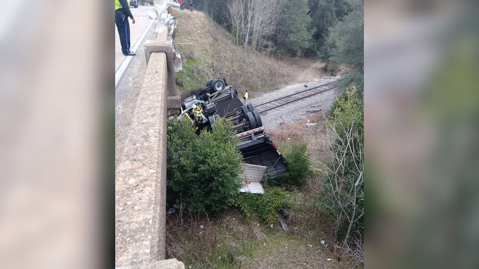 Semi-truck crashes at overpass in Albany