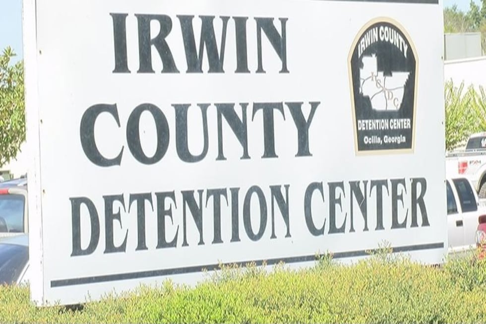 Venezuelan man on immigration hold dies on transport bus in Irwin County