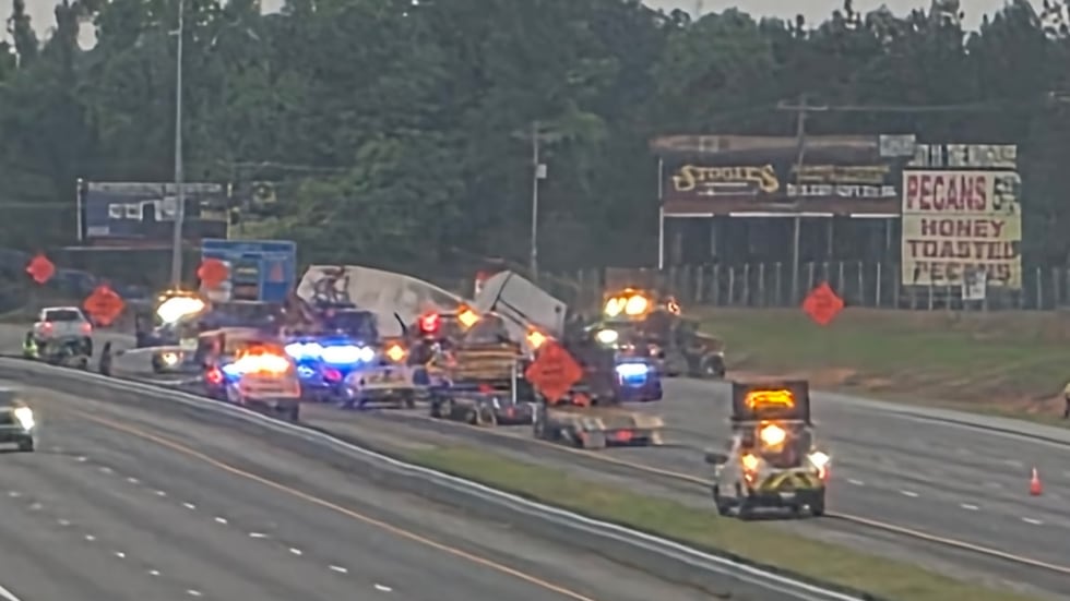 I-75 shut down in Valdosta between exits 18 and 16 after early morning crash