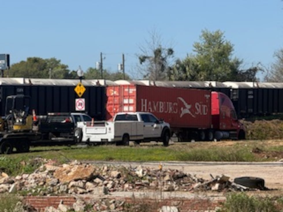Overturned tractor-trailer shuts down part of East Broad Avenue in Albany