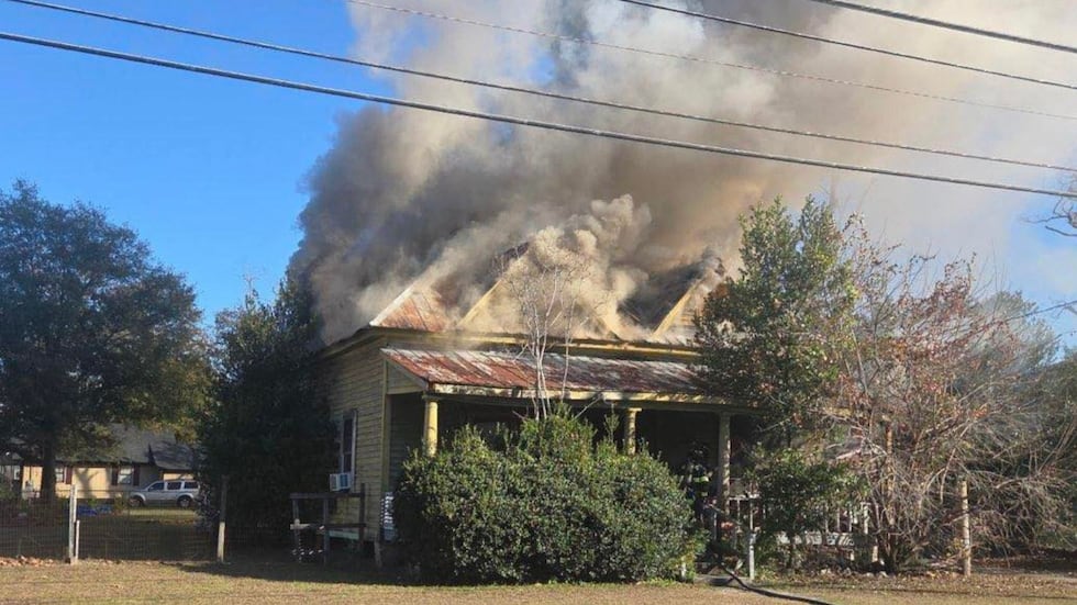 2 displaced following Valdosta structure fire