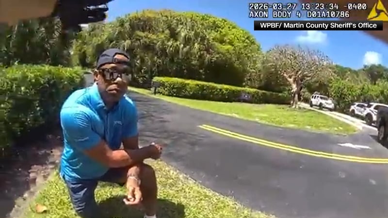 Cảnh sát công bố video từ camera gắn trên người ghi lại vụ tai nạn lật xe của Tiger Woods và vụ bắt giữ.