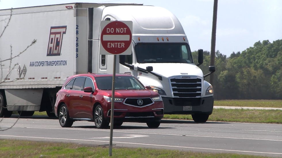 6-year-old found walking along US-82 after being dropped at wrong bus stop, mom says