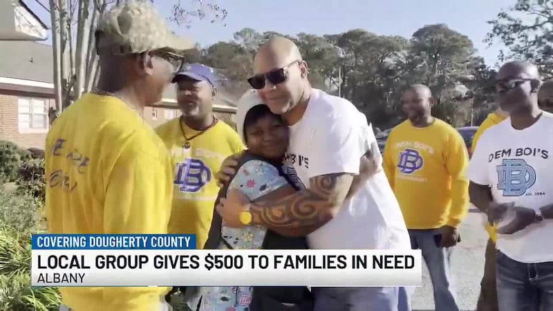 Albany friends hand out $500 cash to families struggling this holiday season